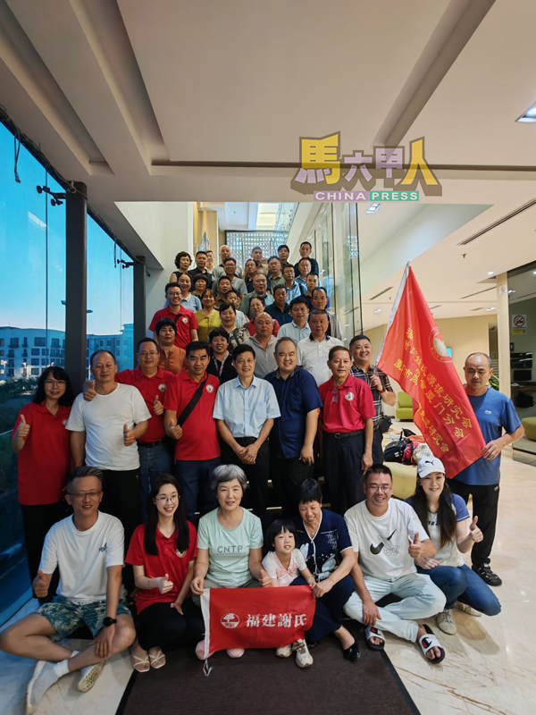 ■中国福建省姓氏源流研究会于颐庭酒店前合影,次排左3起为谢咏翔、谢汉文、谢贤升、谢培根、谢鸿辉。