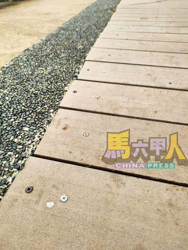 ■市政厅展开维修木板走道工程,却原来只是在部分木板锁上螺丝钉,令人大叹“修了个寂寞”!