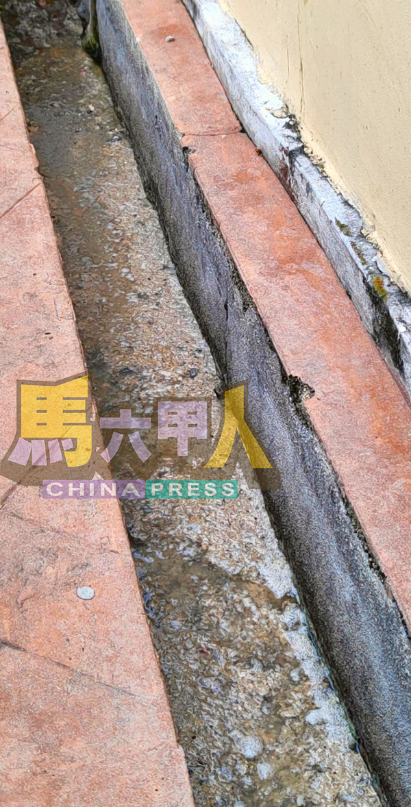 ■沟渠积满厚重的油渍。