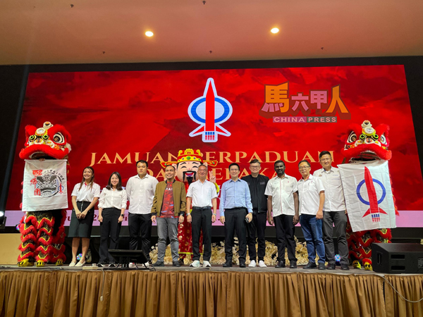 ■马六甲民主行动党团结晚宴出席嘉宾。左起林朝雁、彭小桃、郭子毅、谢瑞詹、邱培栋、黄家和、俞利文、沙米纳登、刘志俍及谢守钦。