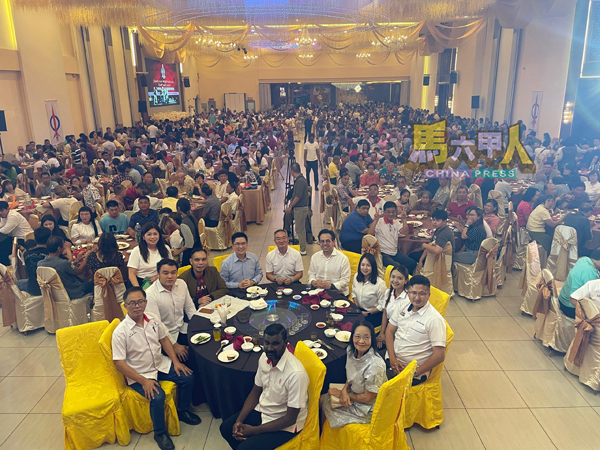 ■马六甲民主行动党团结晚宴筵开逾110席,场面盛大热闹。