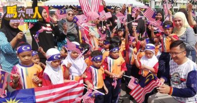 国庆月推动爱国活动  制服人员 免费吃麦当劳