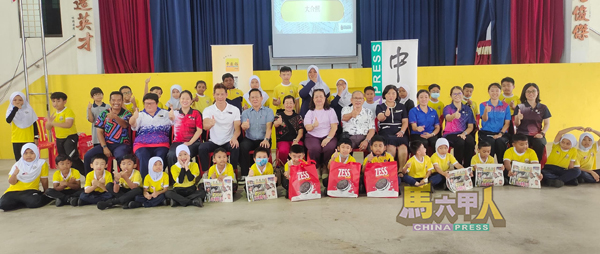 ■有奖问答得奖学生及受惠学生举起手中的《中国报》,与嘉宾们合照。