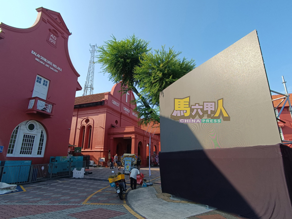 红屋广场周围设有数位屏幕电视播放。