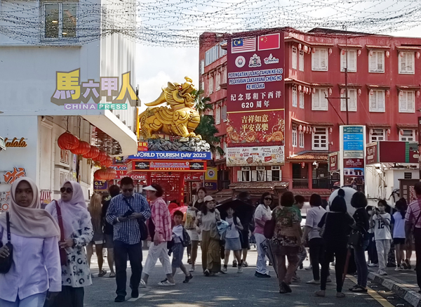 ■衔接河边街与鸡场街的陈金声桥,都是川流不息的人潮。