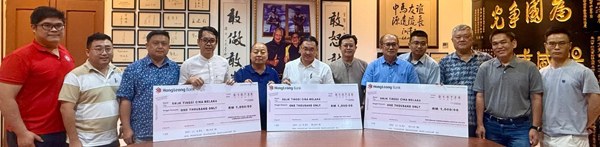 ■马六甲老街商会、华德宫及宗乡青马六甲分会移交模拟支票给主办单位,由颜天禄(左6)见证,左4起为陈炜建、刘柏祥、沙孙纬、彭金胜、许伟文、蔡永泉。