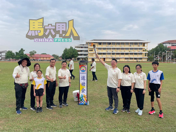 ■李佳胜(右4起)、黄伟平和李勤烈,为武吉波浪华小运动会主持点燃火炬礼。