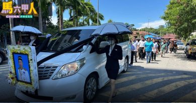 马华元老黄树党出殡 政党华团领袖亲友送别