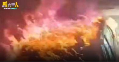 民宅车房遭纵火 2轿车被烧毁 自己摩哆也烧掉