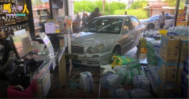 轿车疑进错档 失控撞入商店