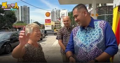 华妇称赞“英俊议员” 诺希尔米亲民形象  再获肯定