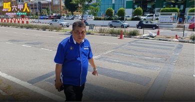 赛阿都阿兹路禁行人横跨马路 民众危险穿越   险象环生