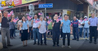 甲布疋百货制衣商会派千面国旗　为武雅拉也老街添国庆氛围