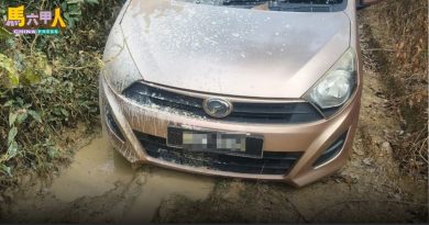 跟着导航害她车轮陷泥沼 女电召司机  召消拯员求助