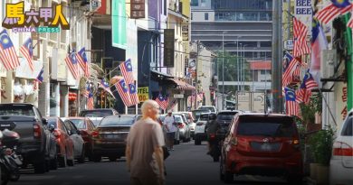 挂国旗氛围渐升温  辉煌条纹古城飘扬