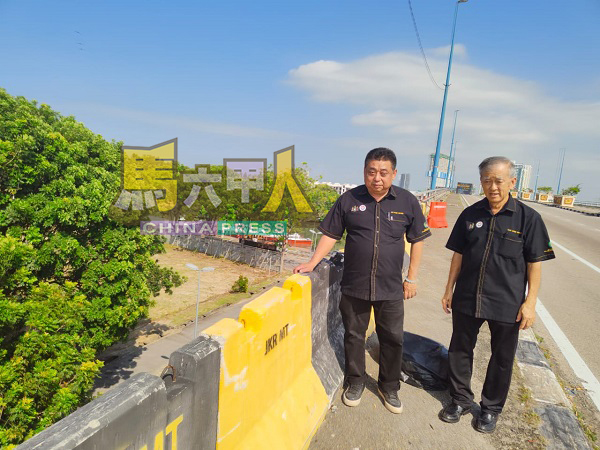 ■雷宝翔（左起）及陈劲源促请公共工程局尽速维修赛阿都阿兹沿海大桥护栏，勿等到发生严重意外命案，才亡羊补牢。