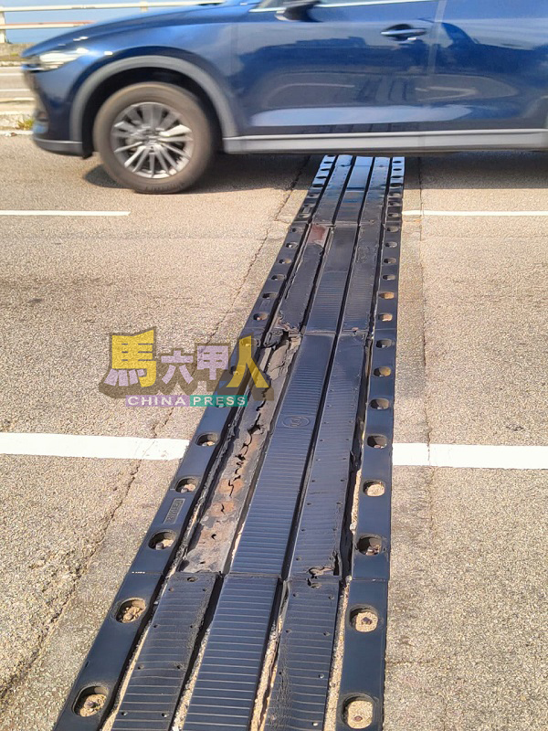 ■桥面伸缩缝破损，影响车辆行驶平稳性，也潜在安全隐忧。