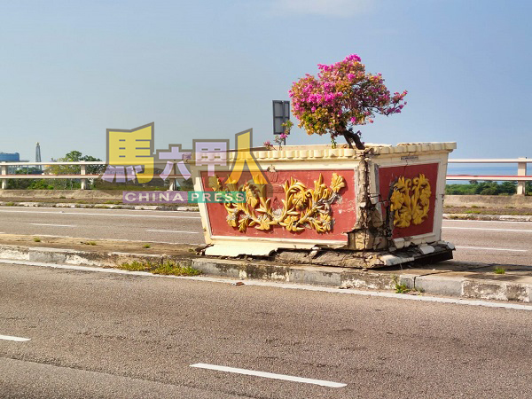 ■桥上分界堤中的一个大花盆，也因遭受车辆撞击破裂。
