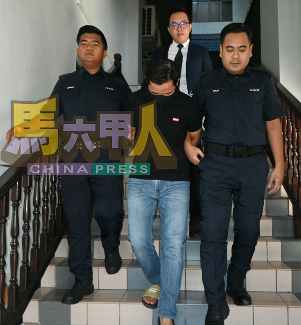 ■被告苏哈扎格拉(前排中)否认偷换医院药物。后为戴喆。