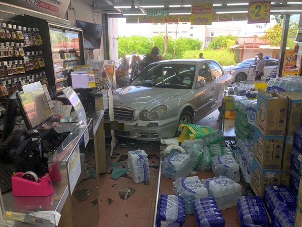 轿车怀疑进错排档，撞入MR D.I.Y商店。（图取自网络）。