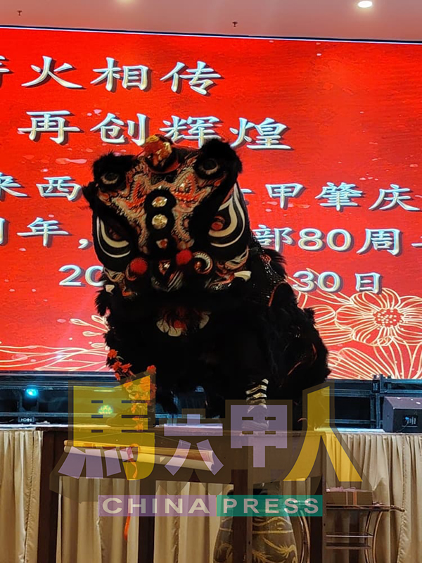 ■马六甲肇庆醒狮团为大家献上惊险刺激的舞狮表演——“狮子上楼台”。