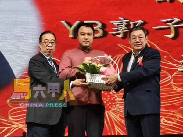 ■邱英同（右）及关汉强（左）赠送水果礼篮给郭子毅。