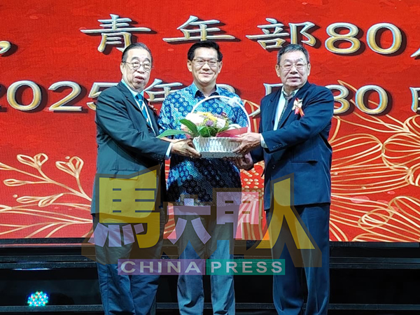 ■林万锋（中）接领水果礼篮。