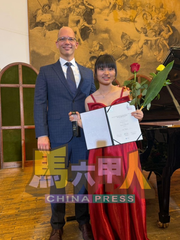 范珂晨（右）在Piano-Senior B Category 获得第一名（来自马六甲Inote 音乐学院）。