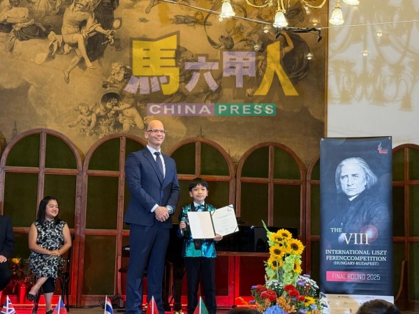 林子恒（右）在Piano-Children Category A取得第一名 （来自雪兰莪音乐学院）。