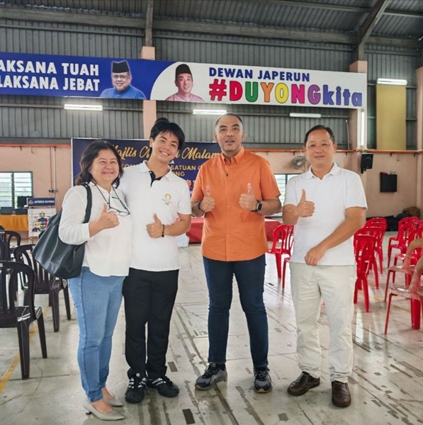 马克斯（左2）以4.0满分从大学预科班毕业，令诺希尔米（左3）深感欣慰。左及右为马克斯父母。（图取自诺希尔米面子书）