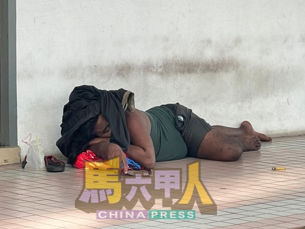 流浪者成为汉都亚路一带熟悉的身影，静静躺卧于角落，不打扰过路人。