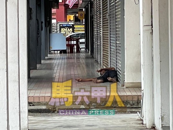 流浪者出没在店铺五角基，隐身于人来人往的遮蔽空间。