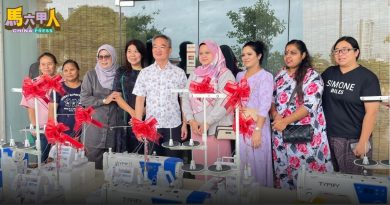 邱培栋以缝纫机助妇女　从学习到创收 踏上自立之路