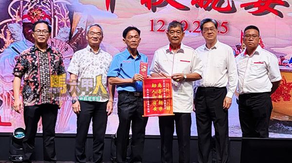 ■明星慈善社医药部主任谢观松（左3）接领义款。