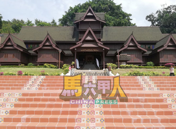 ■马六甲苏丹王朝博物馆前的梯级，换成具有马六甲传统风格的瓷砖。