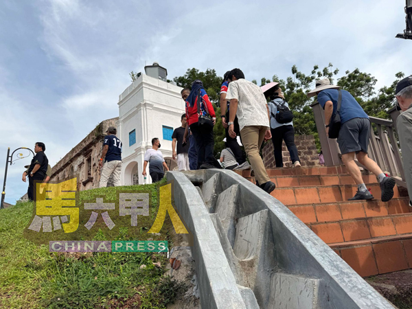 ■重建的圣保罗山排水沟，能更快速把山顶的水排至山脚。