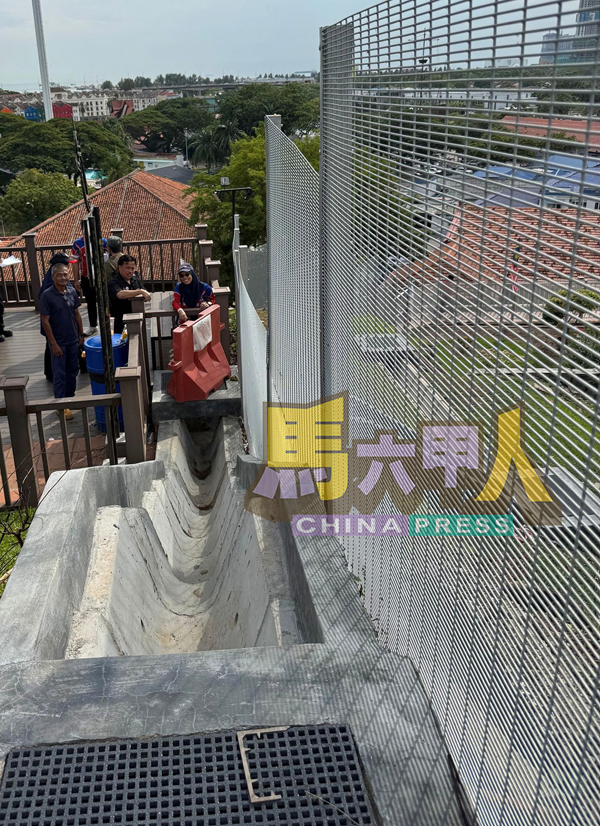 ■沿着梯级上下山的山坡边缘，加建了防护网。