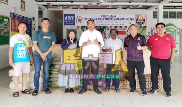 陈江荣（右2）在诺希尔米（左4）见证下，移交物资给鲁容流浪者收容中心。左起为李来橃、罗美泰、诺拉艾因；右为刘俊伦。