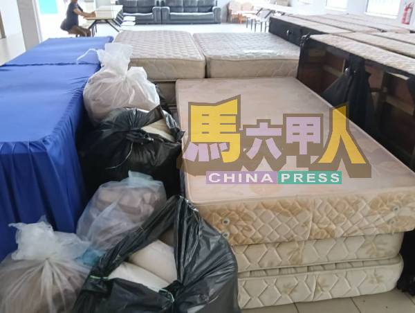 陈江荣同时移交10套床褥、枕头及被单。