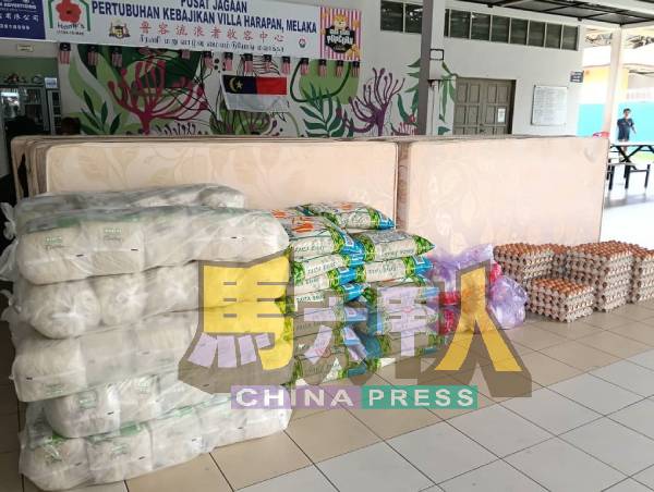 陈江荣与友人捐赠的粮食，暂解鲁容流浪者收容中心燃眉之急。