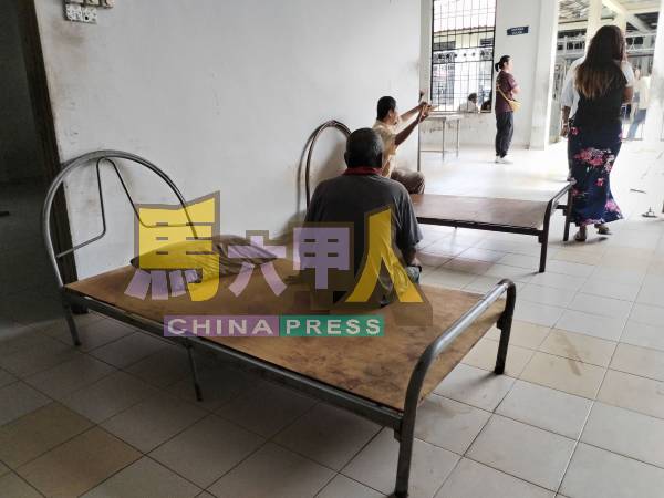 中心床褥不足，一些受照顾者睡在板上，甚至地上。