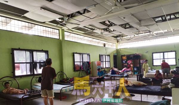 女性受照顾者的环境比男性好些，唯天花板依然破旧不堪。