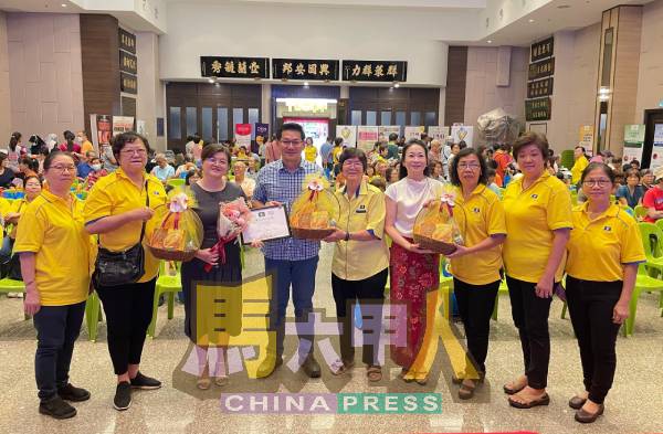 大会颁发礼篮给嘉宾们。左起为卓雅珠、何秀玲、郑莹秋、林万锋、周凤兰、杨燕美、魏童妞、郑淑娟及罗文珠。