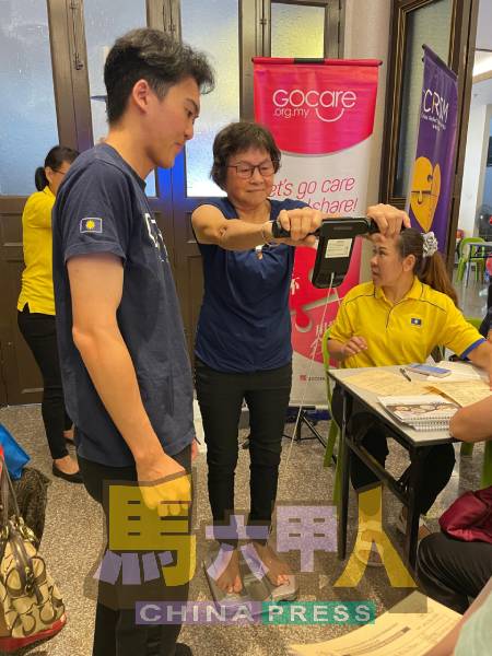 年长者积极参与健康检查,藉此了解自身状况。