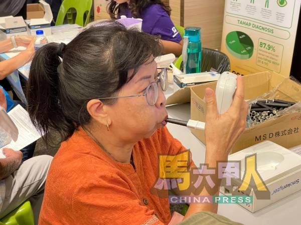 妇女把握机会进行身体检查。