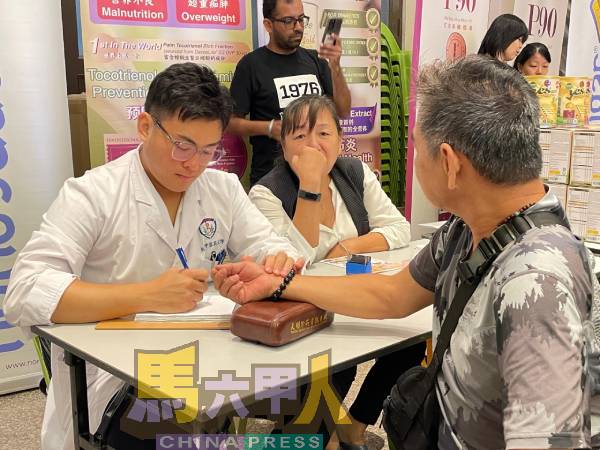 现场亦设有中医把脉服务,方便民众了解健康情况。