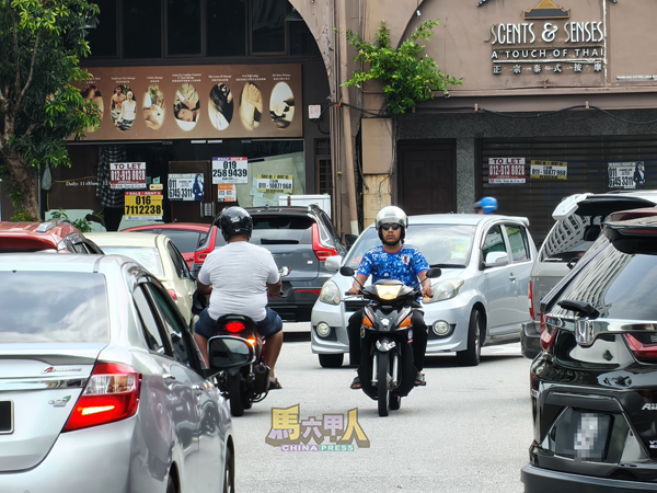 摩哆与汽车擅闯单行道，公然的与守法的车辆“抢道”。