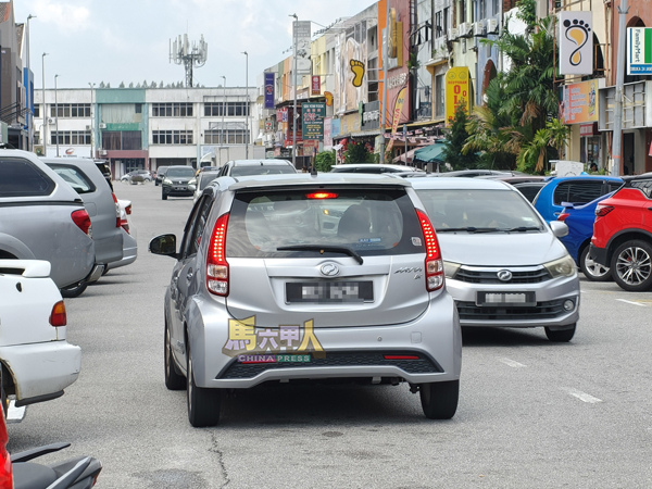 违规行驶的车辆被鸣笛警示后，依旧大摇大摆的逆向行驶，罔顾公共安全。