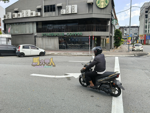 地面清楚的画上单行道标志，仍有摩哆骑士假装看不见。