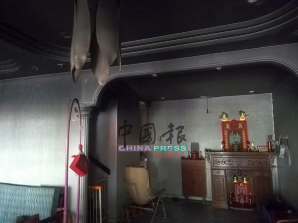 火势从车房漫延至客厅，沙发、家具和天花板都烧毁。 MK251022WCKA04：车房石膏天花板烧毁情况严重。 MK251022WCKA05：疑是受前夫欠赌债牵连，前妻共一家六口遭债主纵火追债。